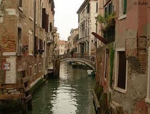 Venedig - Wasserstraße in einer Gasse